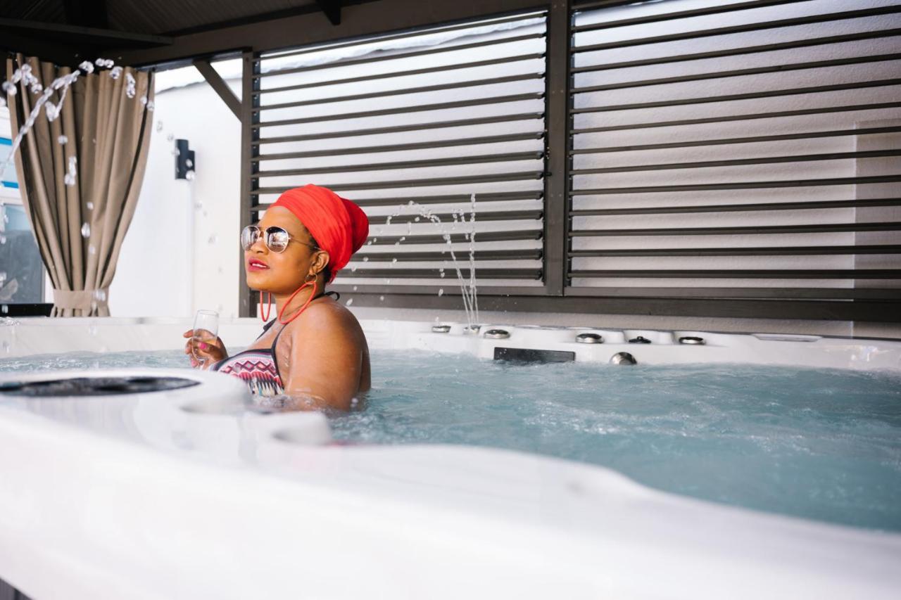 Deluxe Studios With Spa Included Portsmouth Exteriör bild