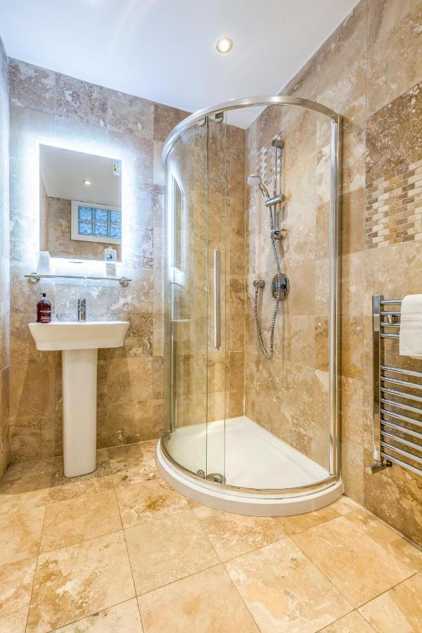 Deluxe Studios With Spa Included Portsmouth Exteriör bild