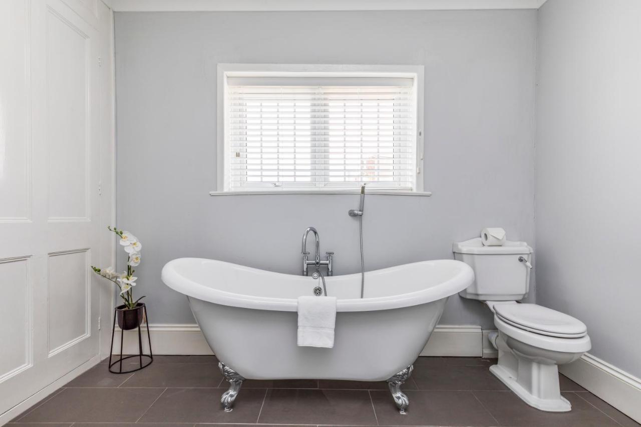 Deluxe Studios With Spa Included Portsmouth Exteriör bild